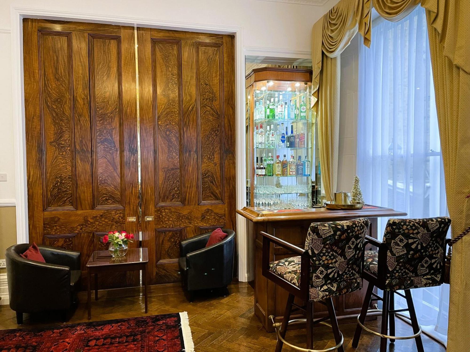 Hotel Ravna Gora London Exterior foto