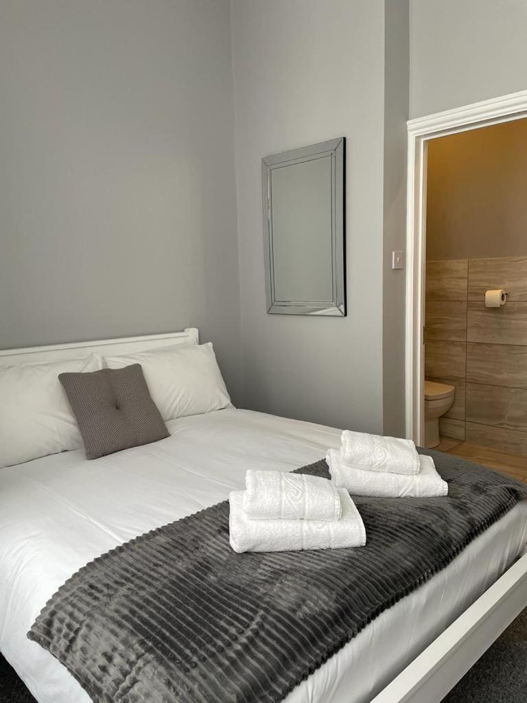 Hotel Ravna Gora London Exterior foto